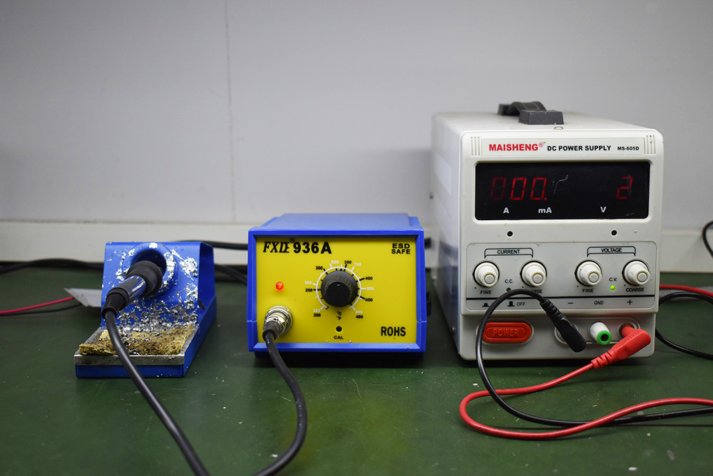 Constant temperature soldering iron 936A and DC power supply